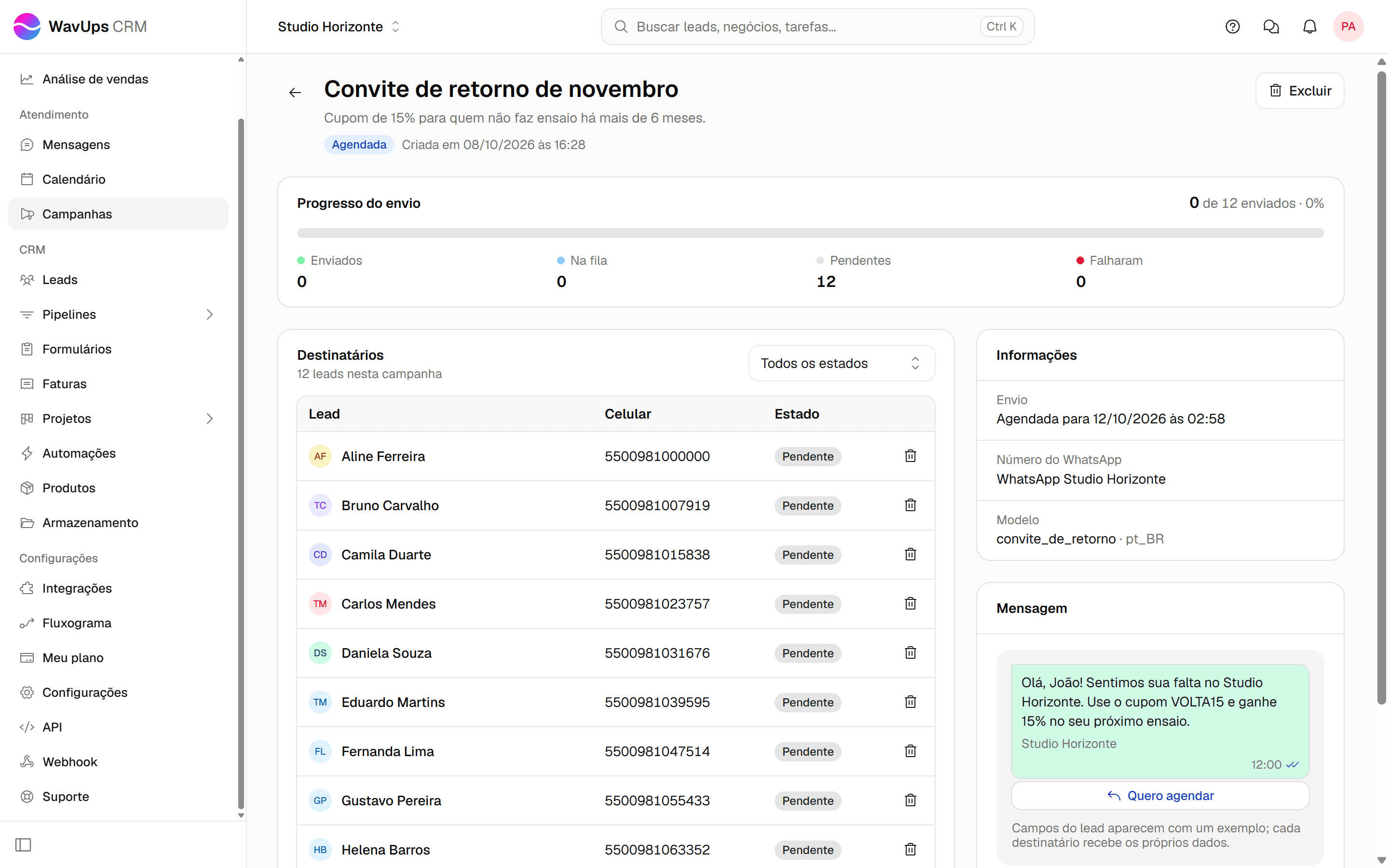 Detalhes de uma campanha Agendada, com o estado, a data do envio, a lista de destinatários com a lixeira em cada linha e o botão Excluir.