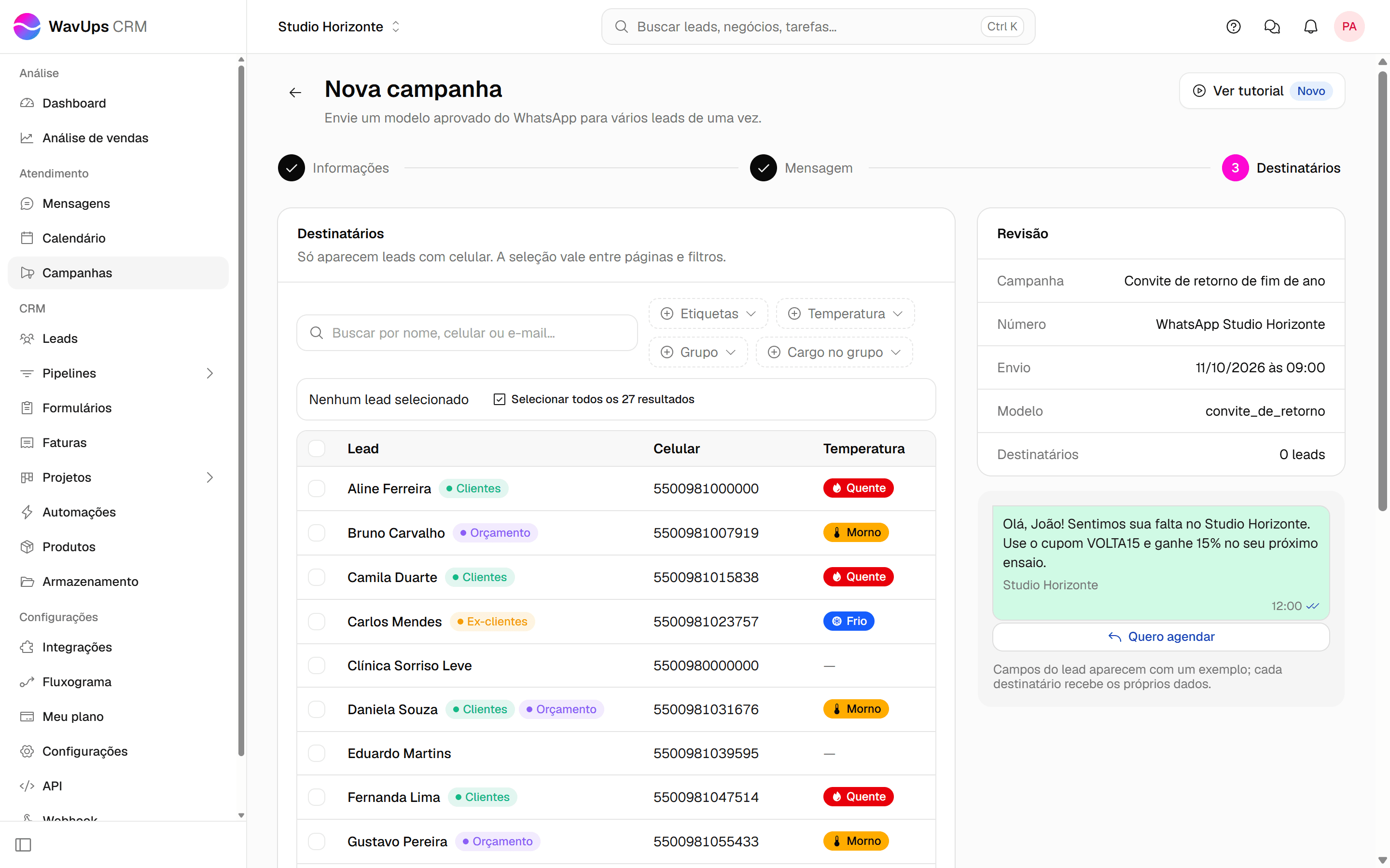 Etapa Destinatários com o campo de busca, os filtros Etiquetas, Temperatura, Grupo e Cargo no grupo e a tabela de leads com nome, celular e temperatura.