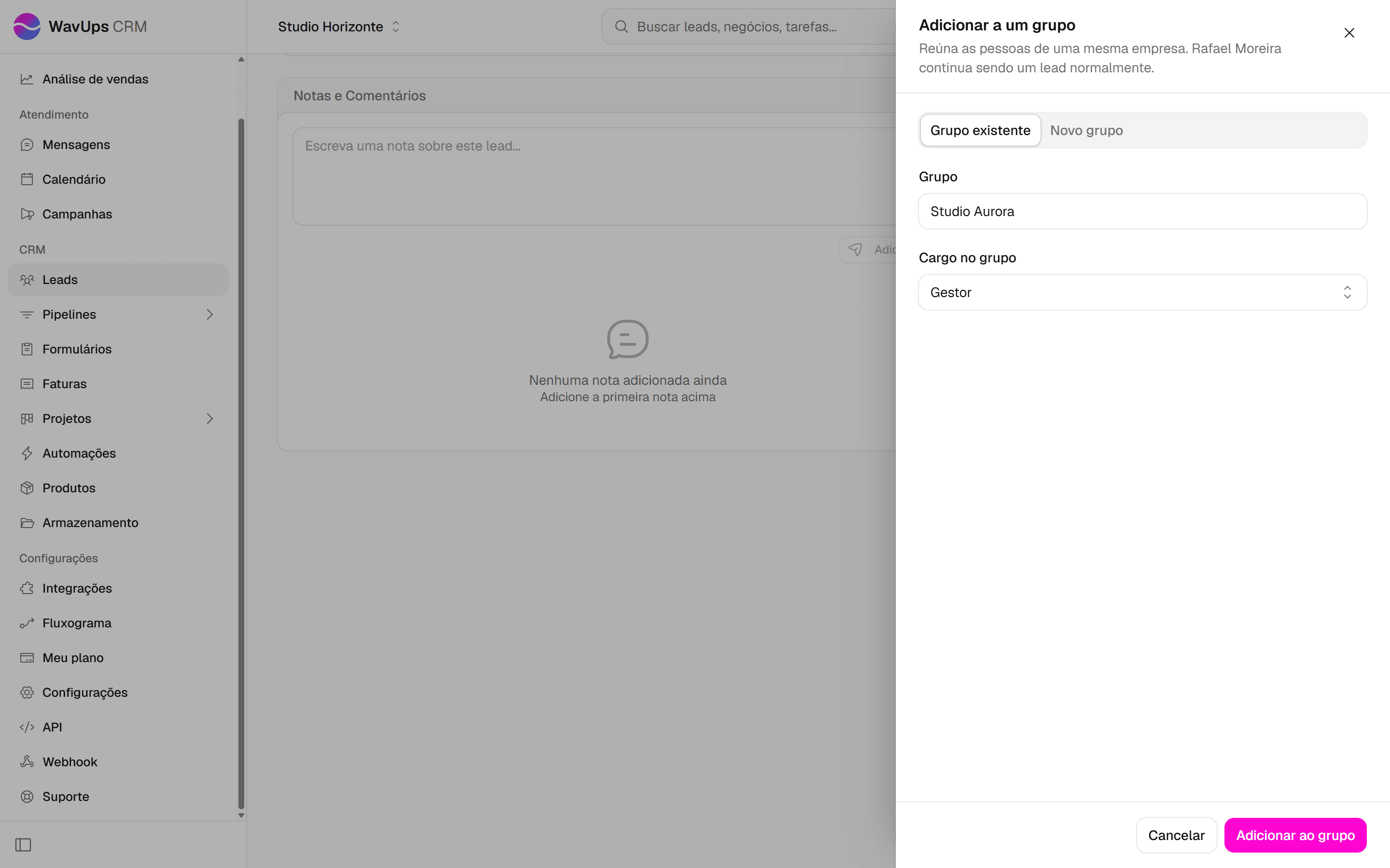 Painel Adicionar a um grupo com o grupo Studio Aurora escolhido, o cargo Gestor e o botão Adicionar ao grupo.