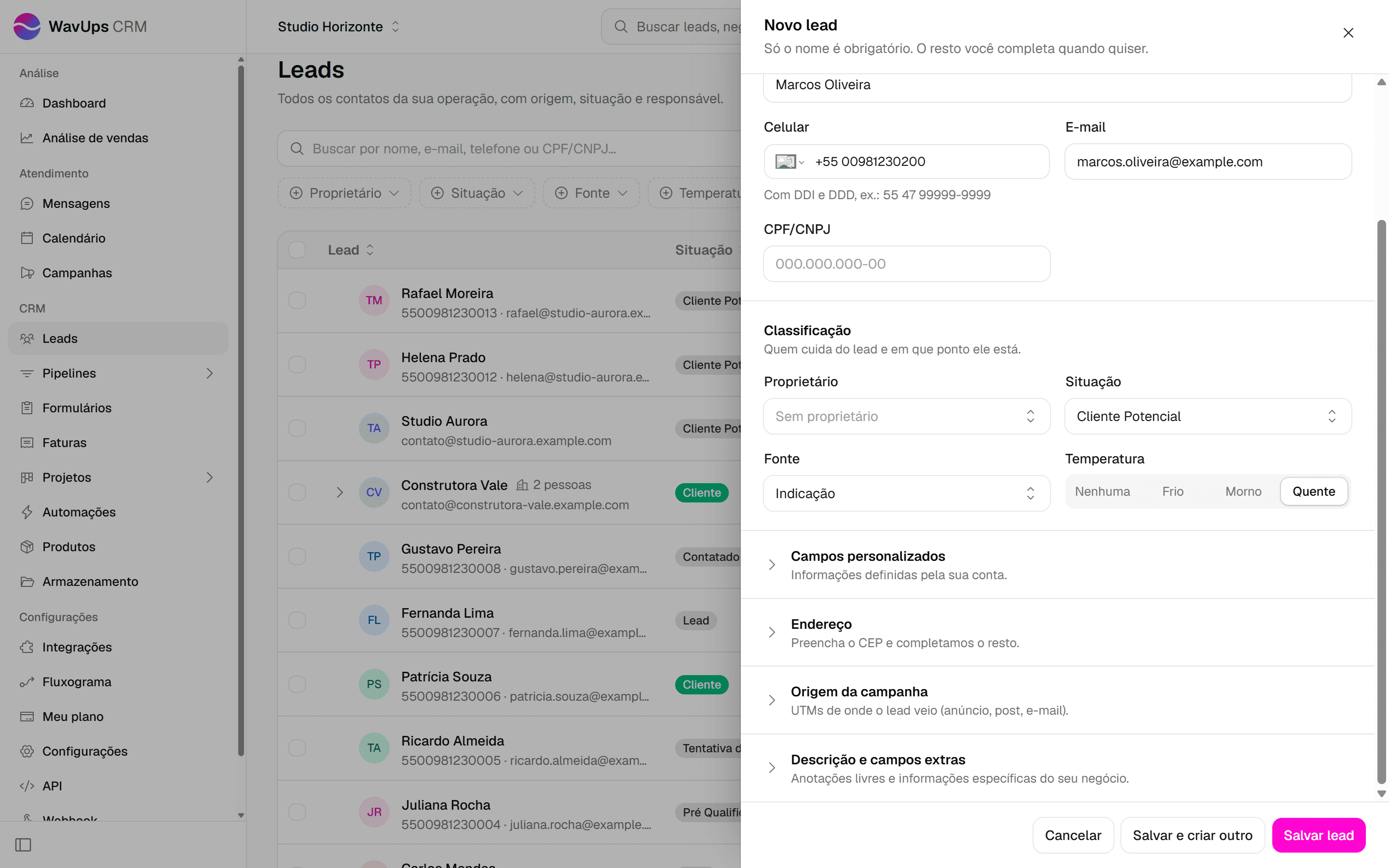 Final do painel Novo lead com as quatro seções recolhidas: Campos personalizados, Endereço, Origem da campanha e Descrição e campos extras.