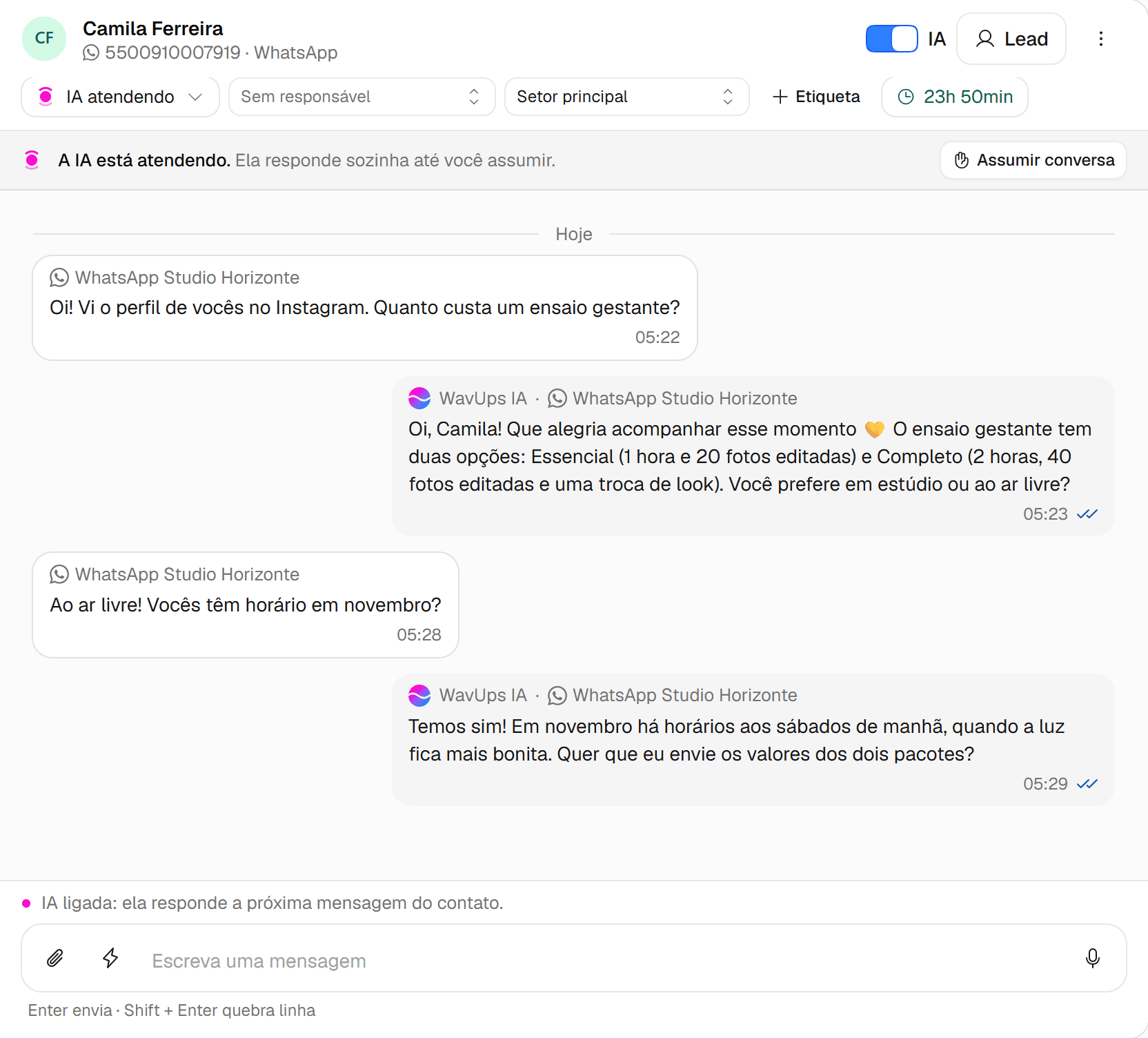 Conversa com a faixa "A IA está atendendo", o botão Assumir conversa, mensagens marcadas como WavUps IA e o aviso IA ligada acima do campo de mensagem.