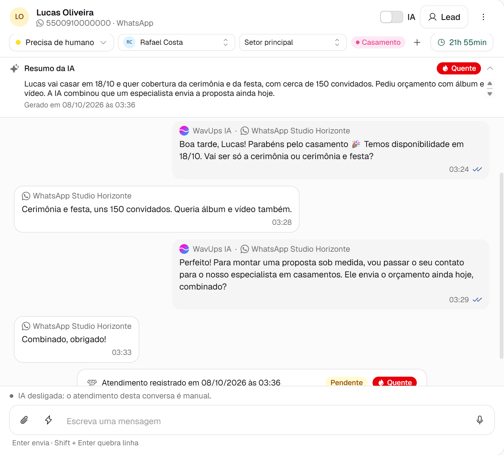 Faixa Resumo da IA aberta no topo da conversa, com o texto do resumo e a temperatura Quente, e o marcador Atendimento registrado na linha do tempo.