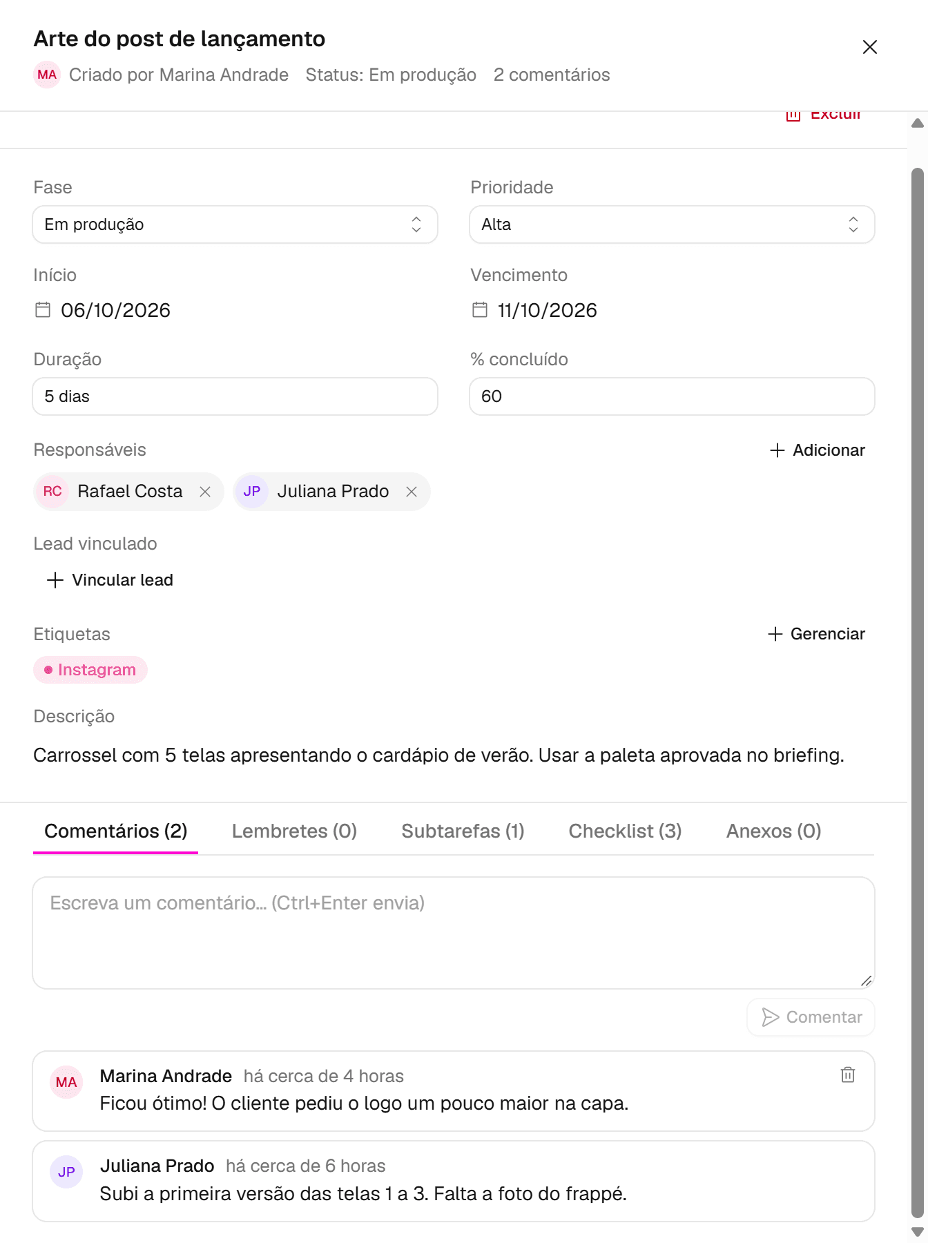 Comentários da tarefa Arte do post de lançamento com a primeira versão enviada pela Juliana e o pedido de ajuste do cliente registrado pela Marina.
