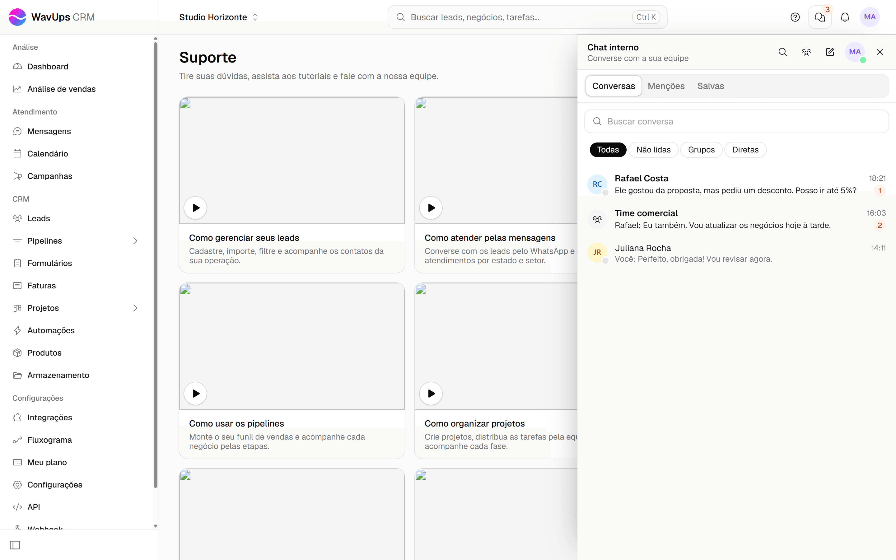 Painel do chat interno com as abas Conversas, Menções e Salvas, os botões Nova conversa e Novo grupo, a busca, os filtros e a lista de conversas.